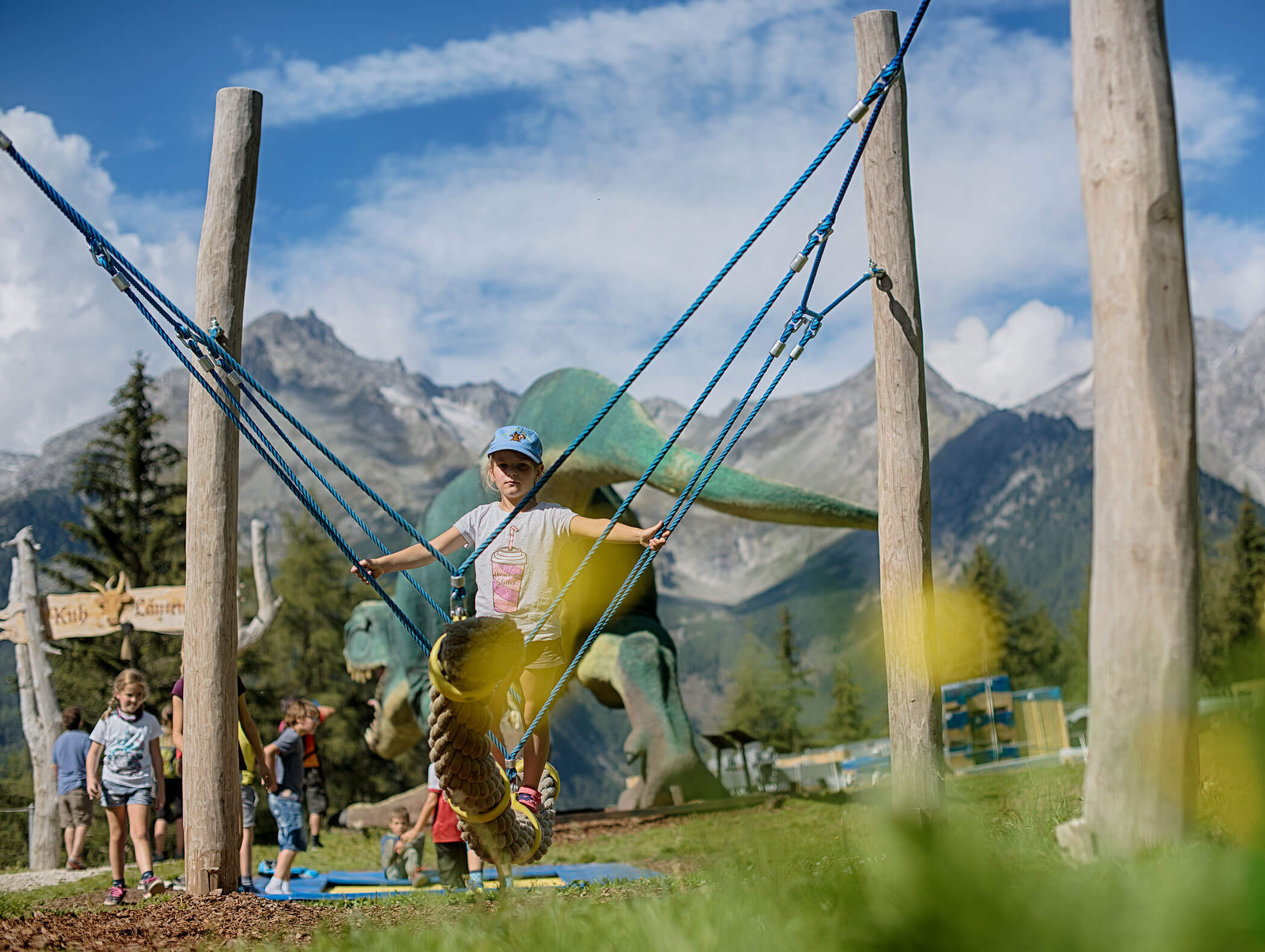 Ragazza che fa parkour nel parco divertimenti per famiglie di Speikboden - Pensione Oberwirt
