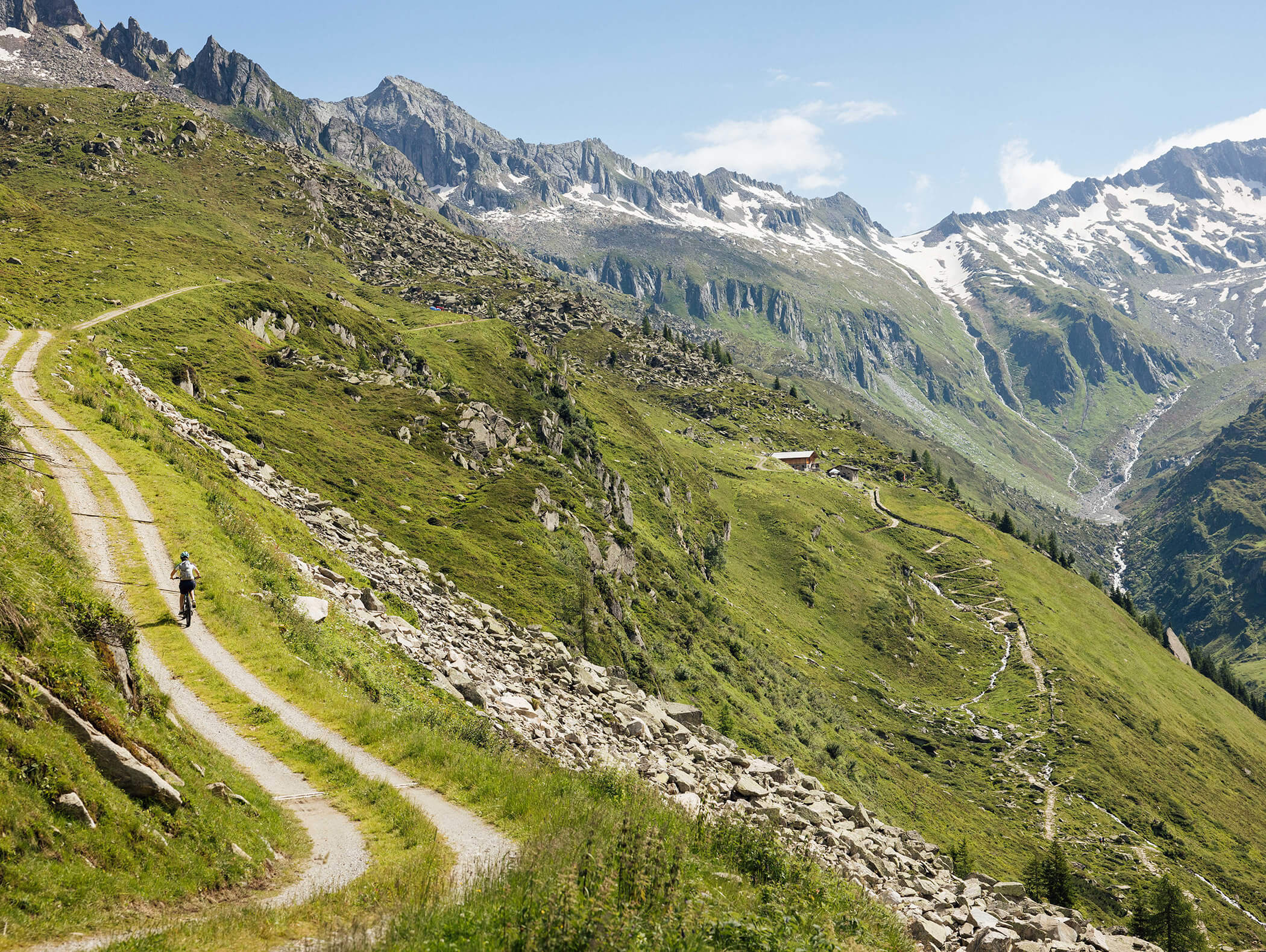 Un ciclista in mezzo a un paesaggio mozzafiato nelle montagne della Valle Aurina - Pensione Oberwirt
