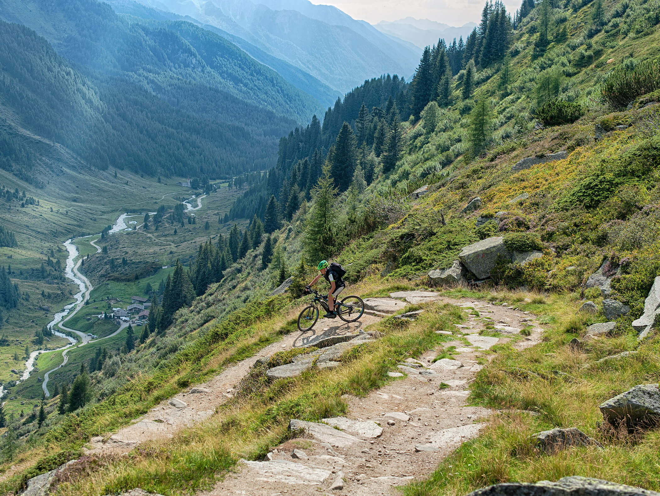 Uomo in bicicletta lungo uno stretto sentiero escursionistico - Pensione Oberwirt