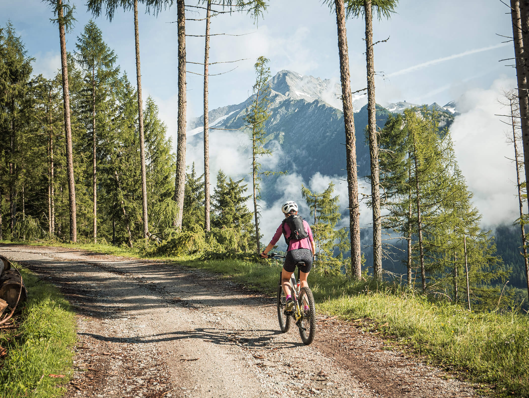 Donna in bicicletta su un sentiero di montagna - Pensione Oberwirt
