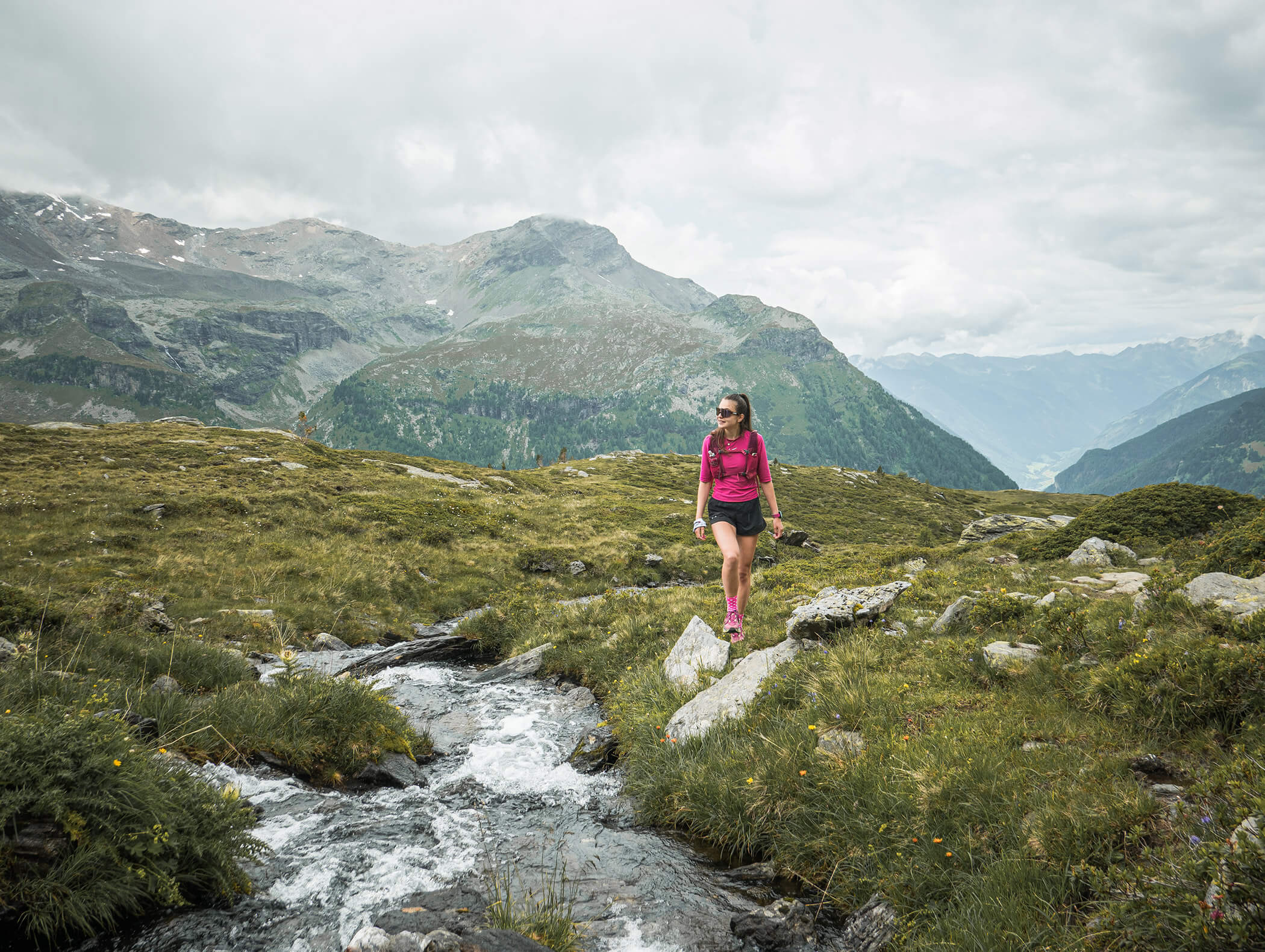 Donna che cammina vicino a un ruscello in Valle Aurina - Pensione Oberwirt