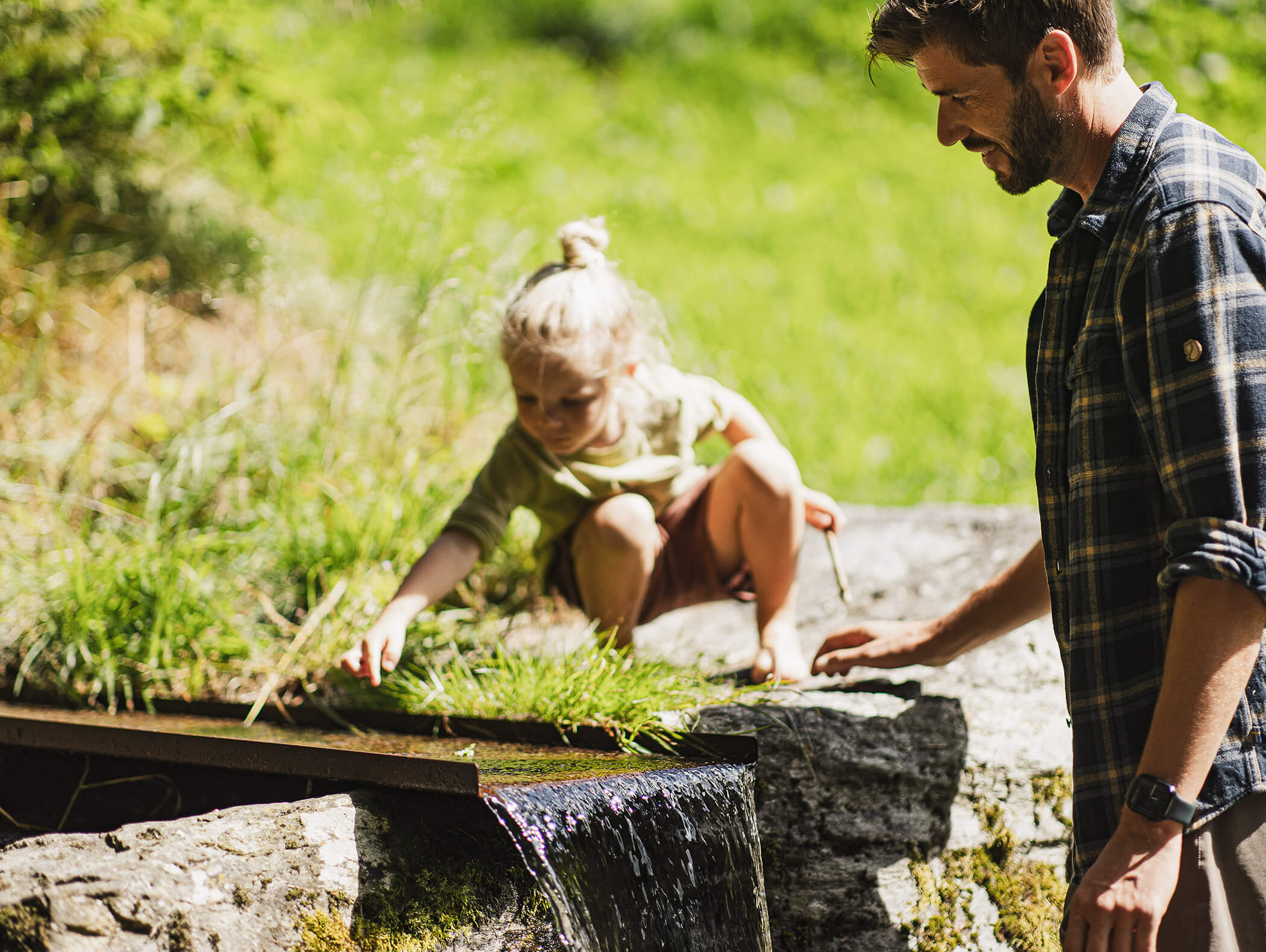 Bambina che gioca con l'acqua insieme al padre - Pensione Oberwirt