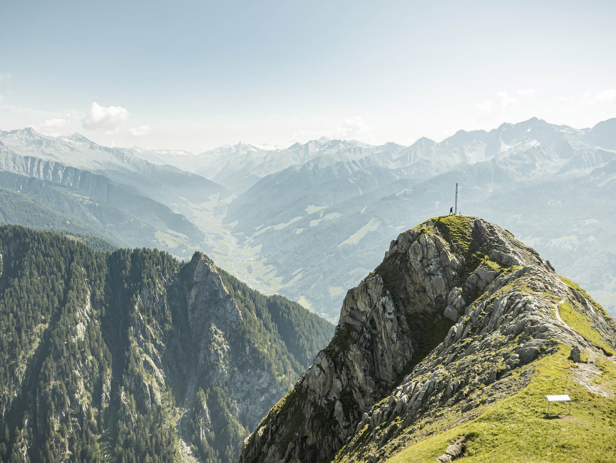 Splendida vista dalla montagna con croce di vetta sulla Valle Aurina - Pensione Oberwirt