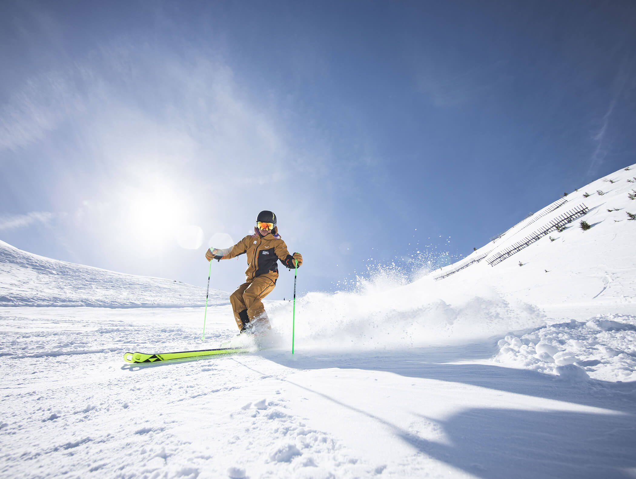 Uno sciatore si gode la pista dell'area sciistica di Speikboden, con il sole sullo sfondo - Pensione Oberwirt