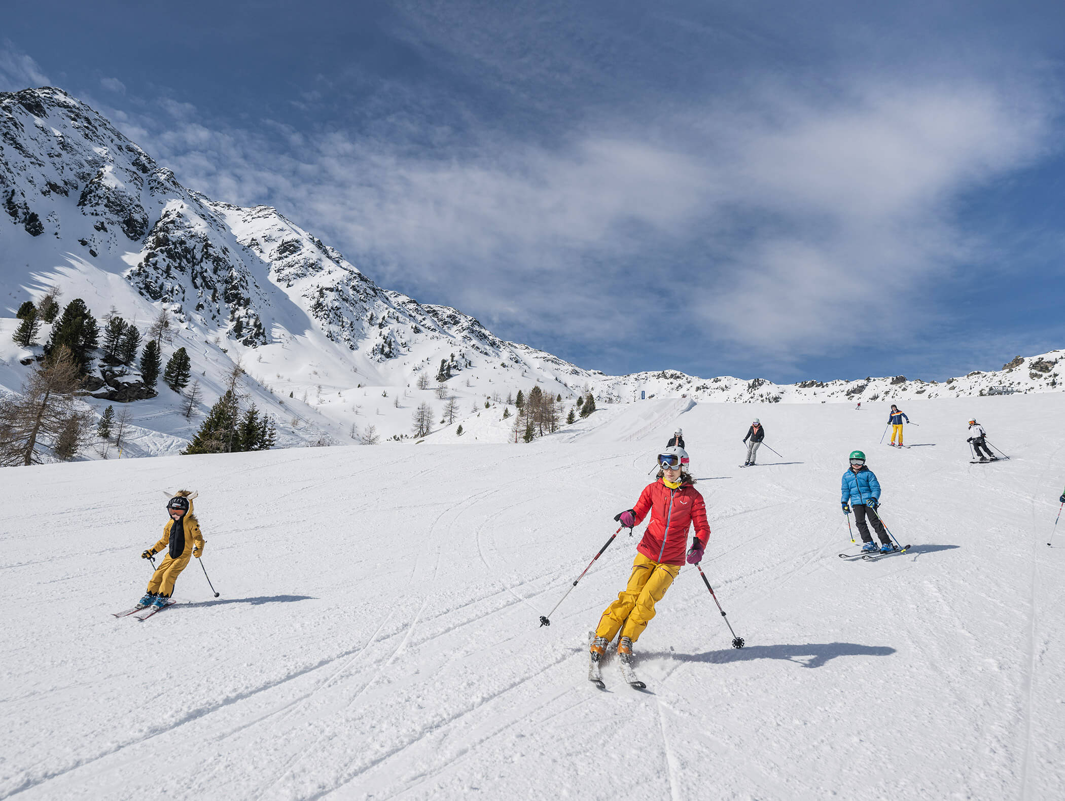 Bambini che sciano sulla pista dell'area sciistica di Speikboden, sullo sfondo le montagne innevate - Pensione Oberwirt