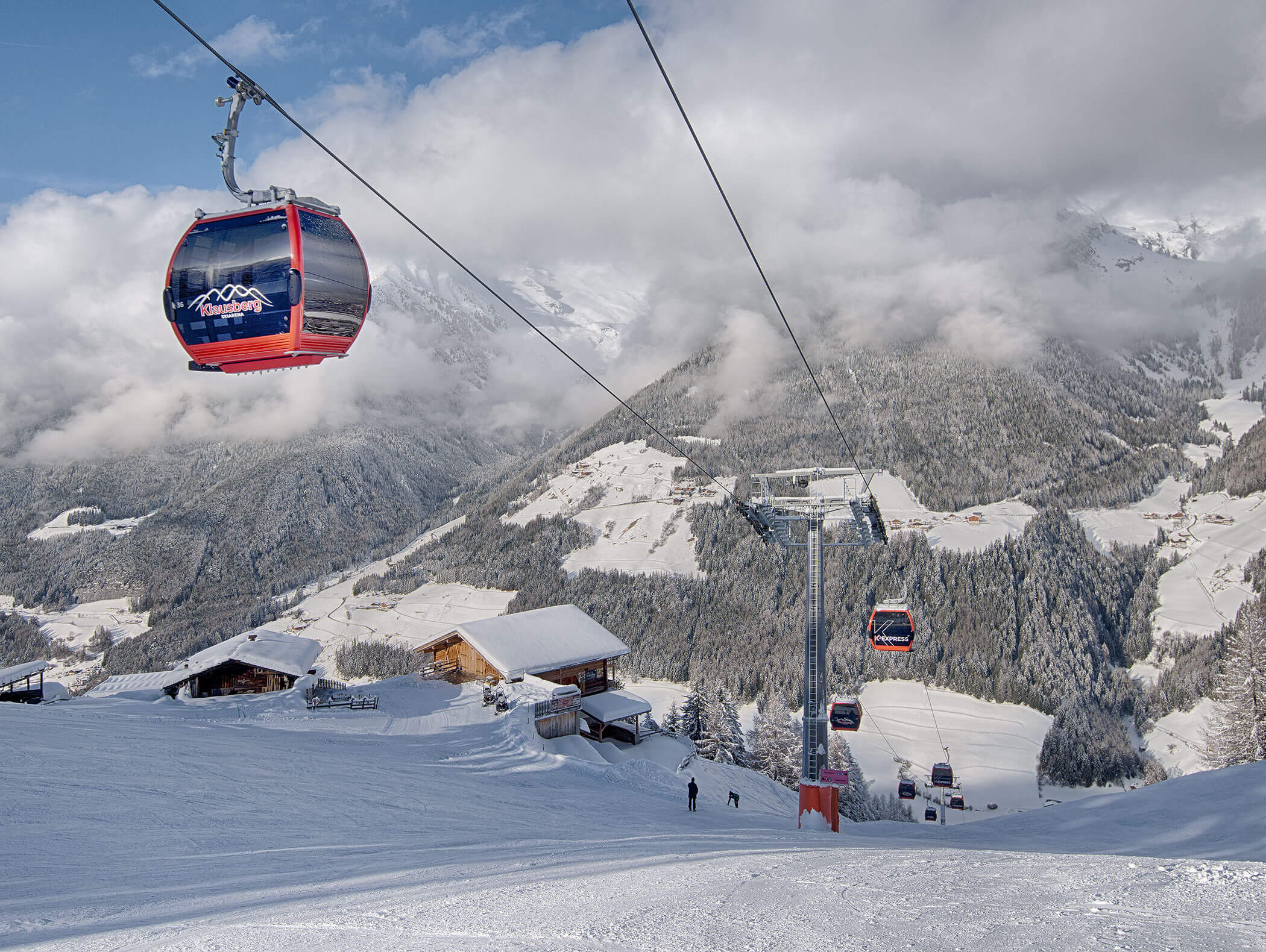 Le funivie rosse del comprensorio sciistico del Klausberg con le montagne innevate sullo sfondo - Pension Oberwirt