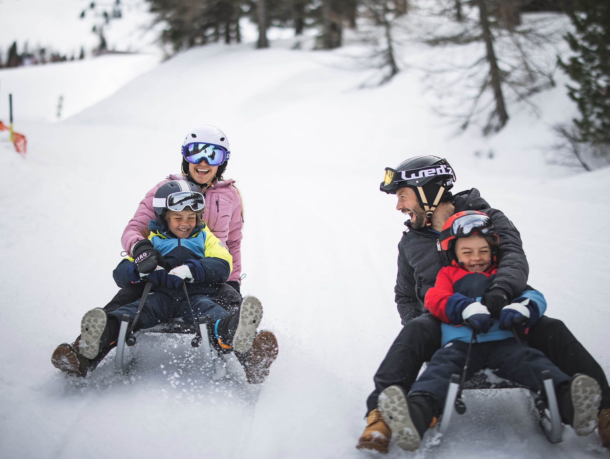Due genitori scendono dalla pista per slittini con i loro due figli - Pensione Oberwirt