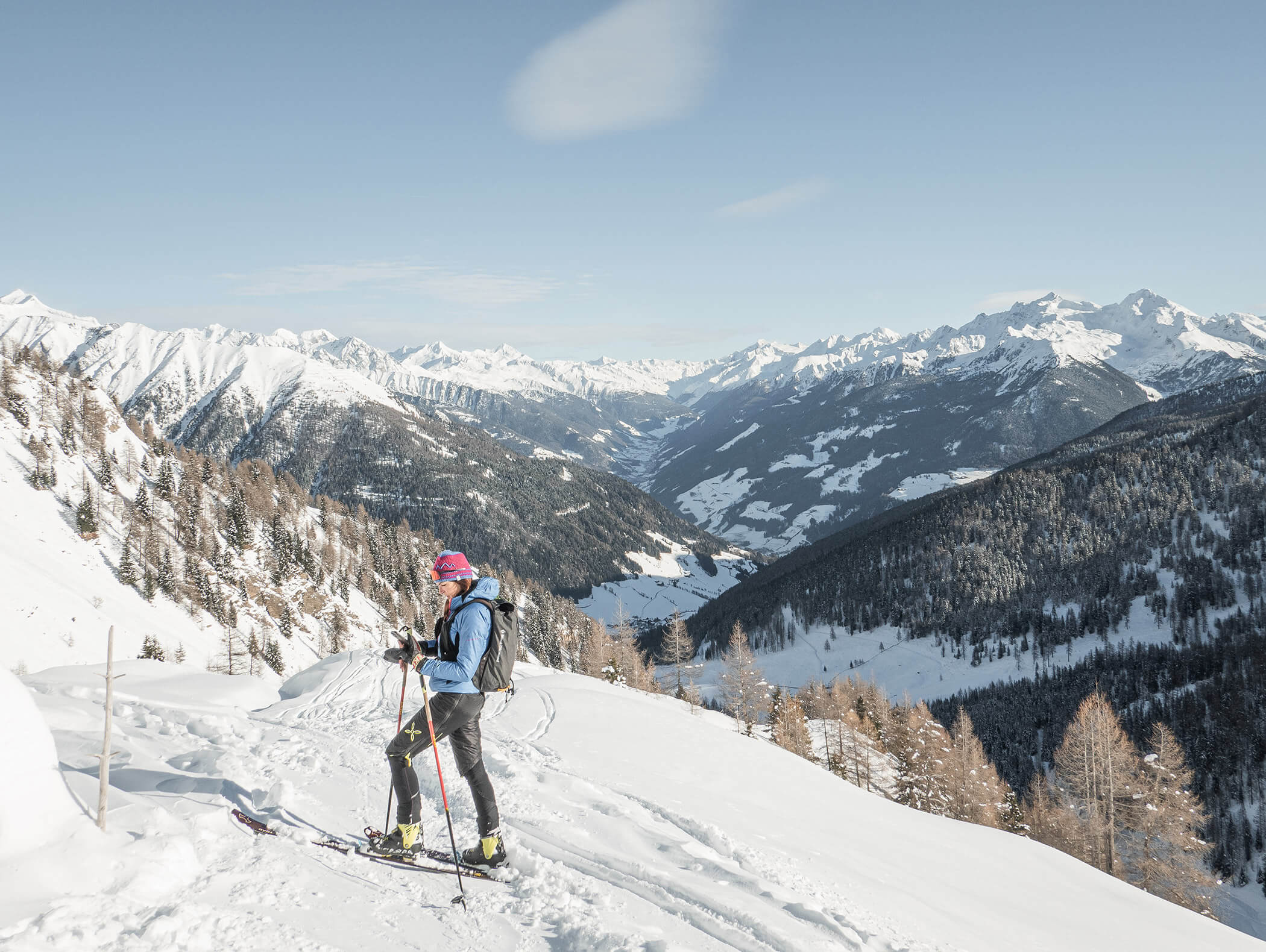 Scialpinista controlla il cellulare in mezzo a un paesaggio innevato in Valle Aurina - Pensione Oberwirt