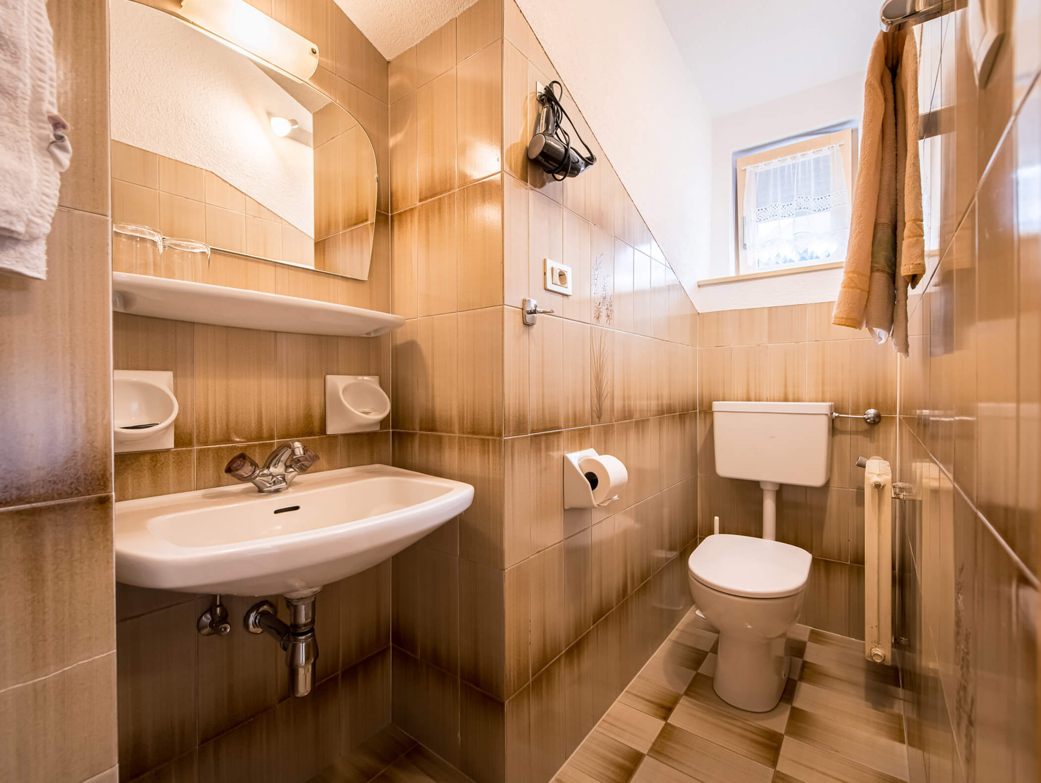 Bagno della camera doppia con lavabo, specchio e WC - Pensione Oberwirt