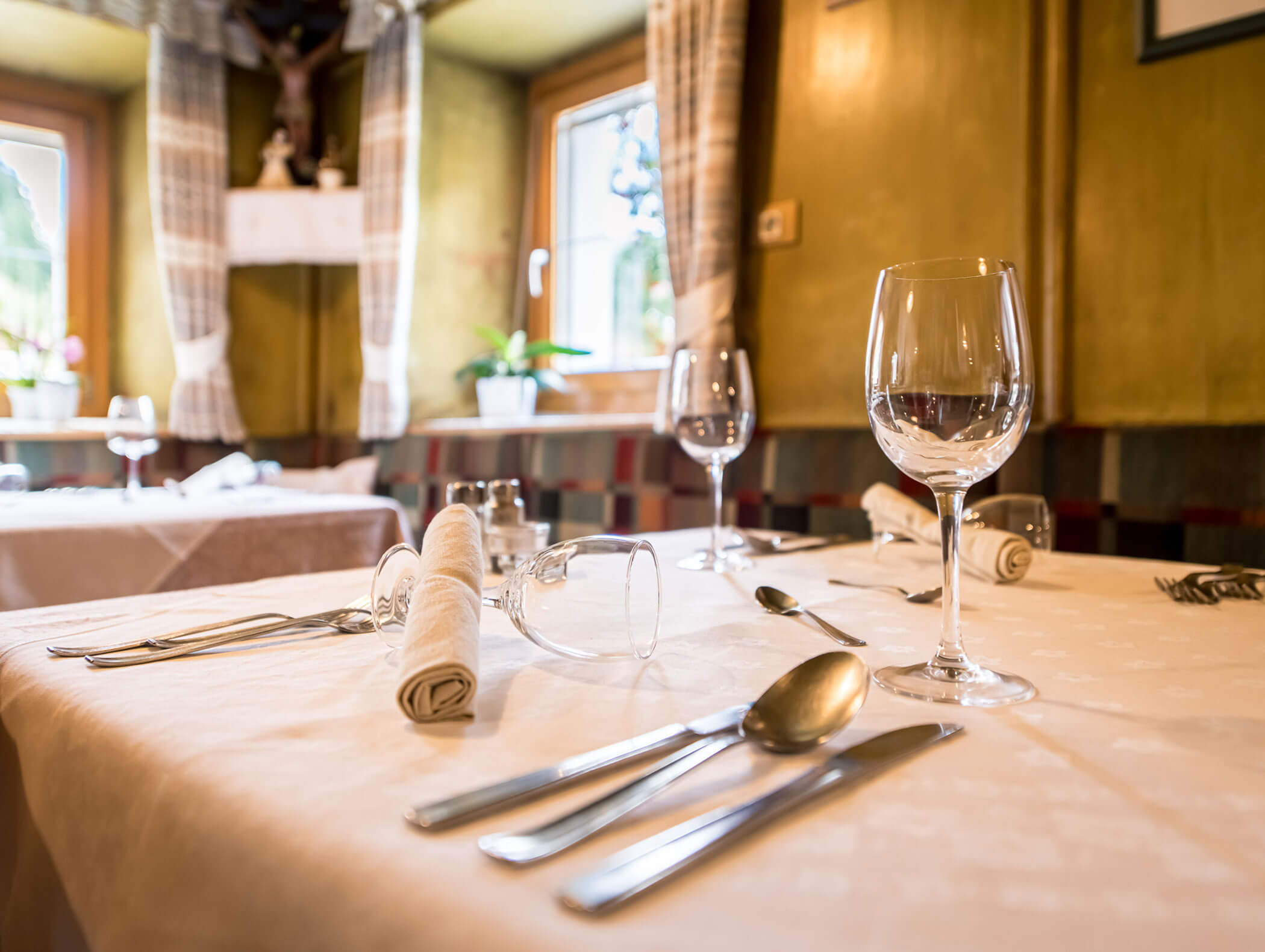 Set table with wine glasses, napkins, spoon, fork and knife - Pension Oberwirt