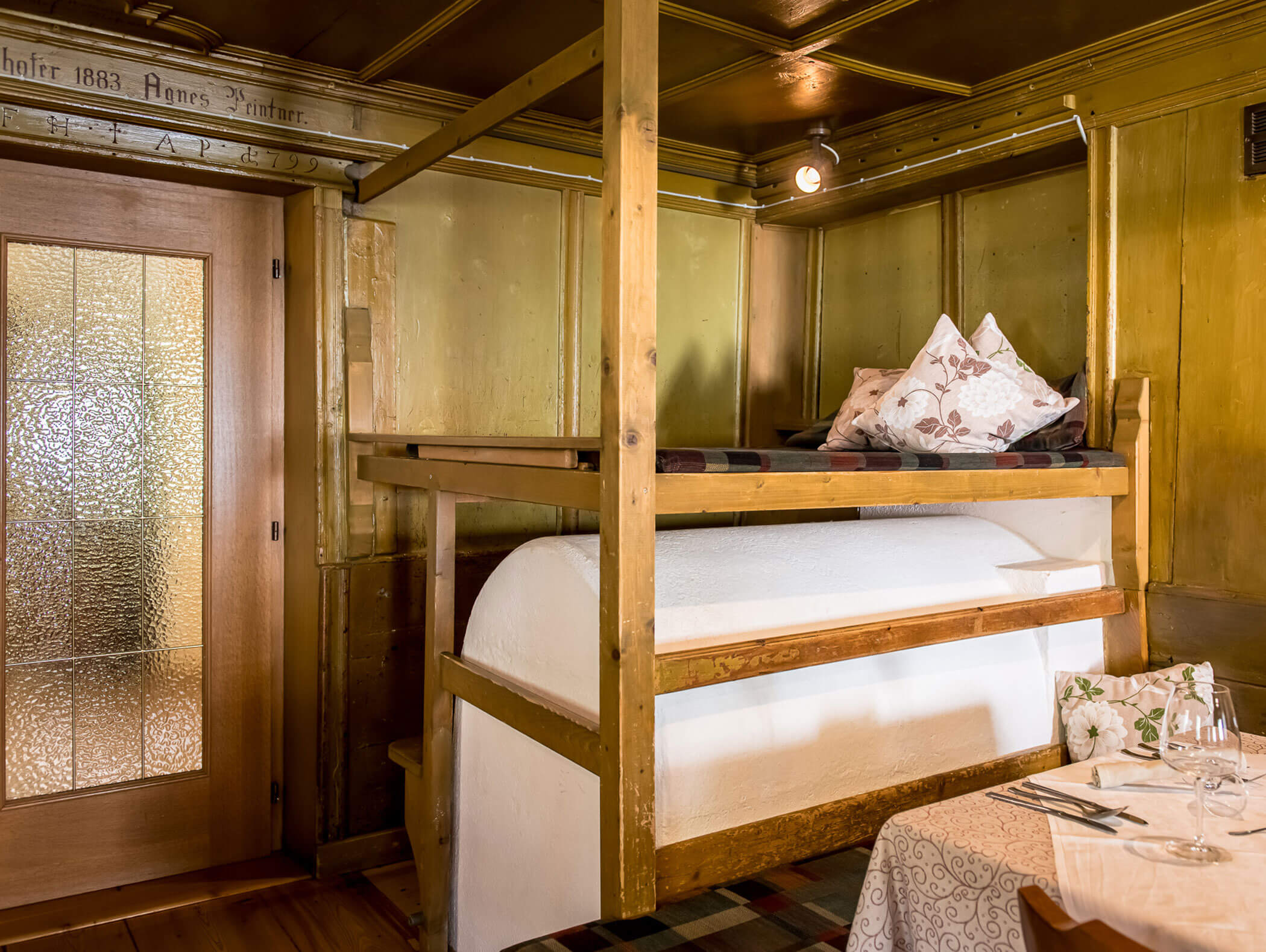 Dining room with traditional farmhouse stove - Pension Oberwirt