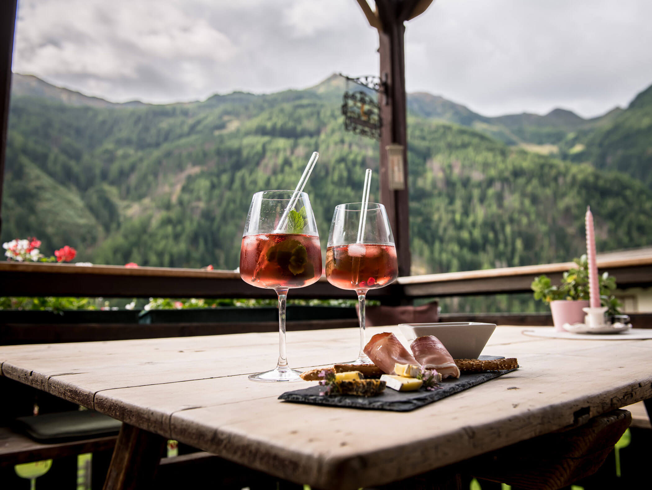 Aperitif drink with a platter of cheese and sausage - Pension Oberwirt