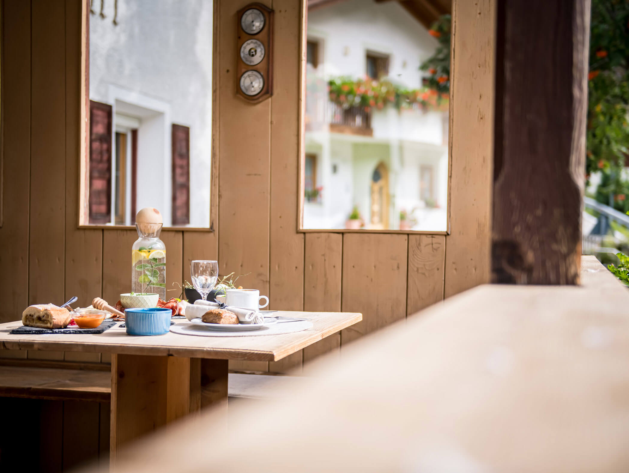 Frühstückstisch mit Apfelstrudel, Zitronensaft, Kaffeeschale, Marmelade, Brot und verschiedenen Wurstwaren - Pension Oberwirt