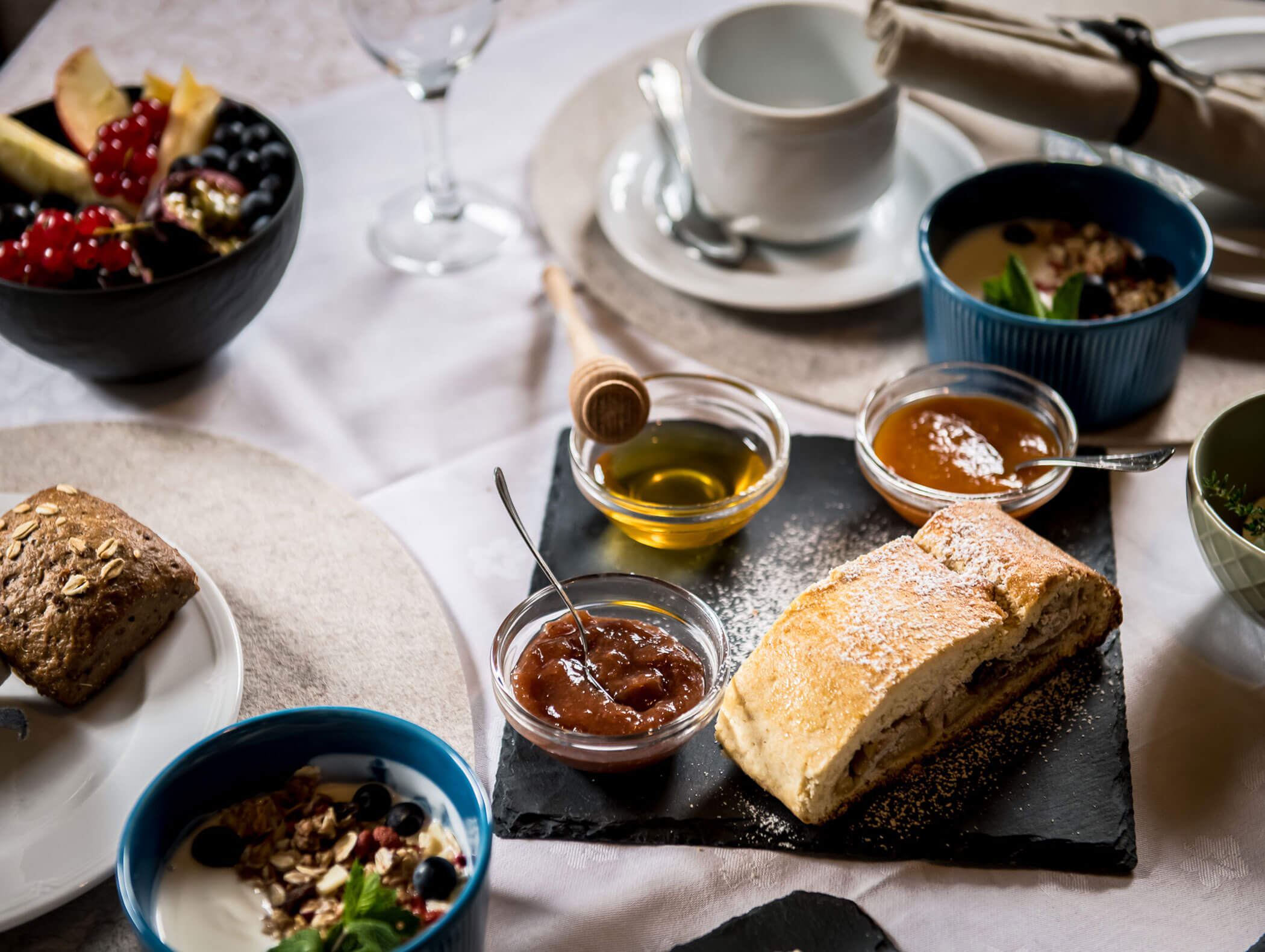 Platte mit Honig, Marmeladen und Apfelstrudel - Pension Oberwirt