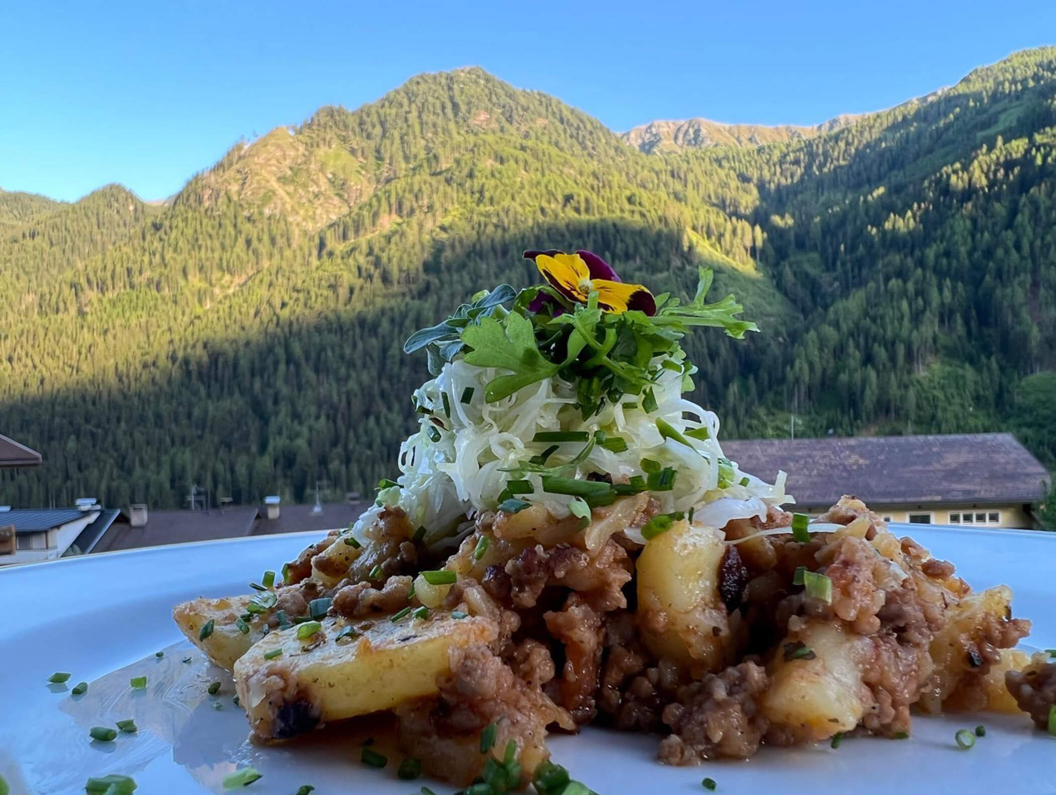 Bauern-Geröstl mit Krautsalat und im Hintergrund die Berge - Pension Oberwirt