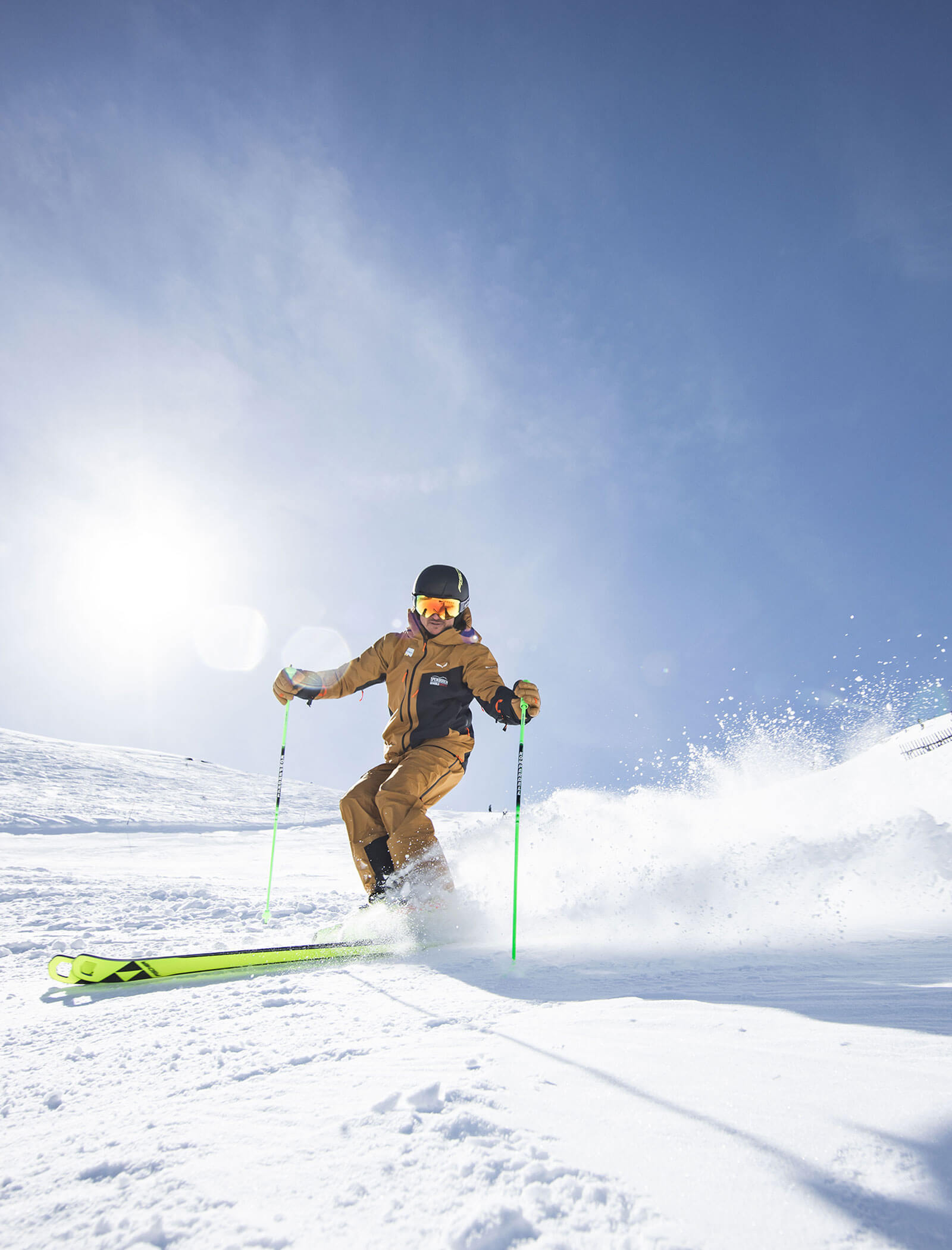 Uno sciatore si gode le piste del comprensorio sciistico di Speikboden, con il sole sullo sfondo - Pensione Oberwirt