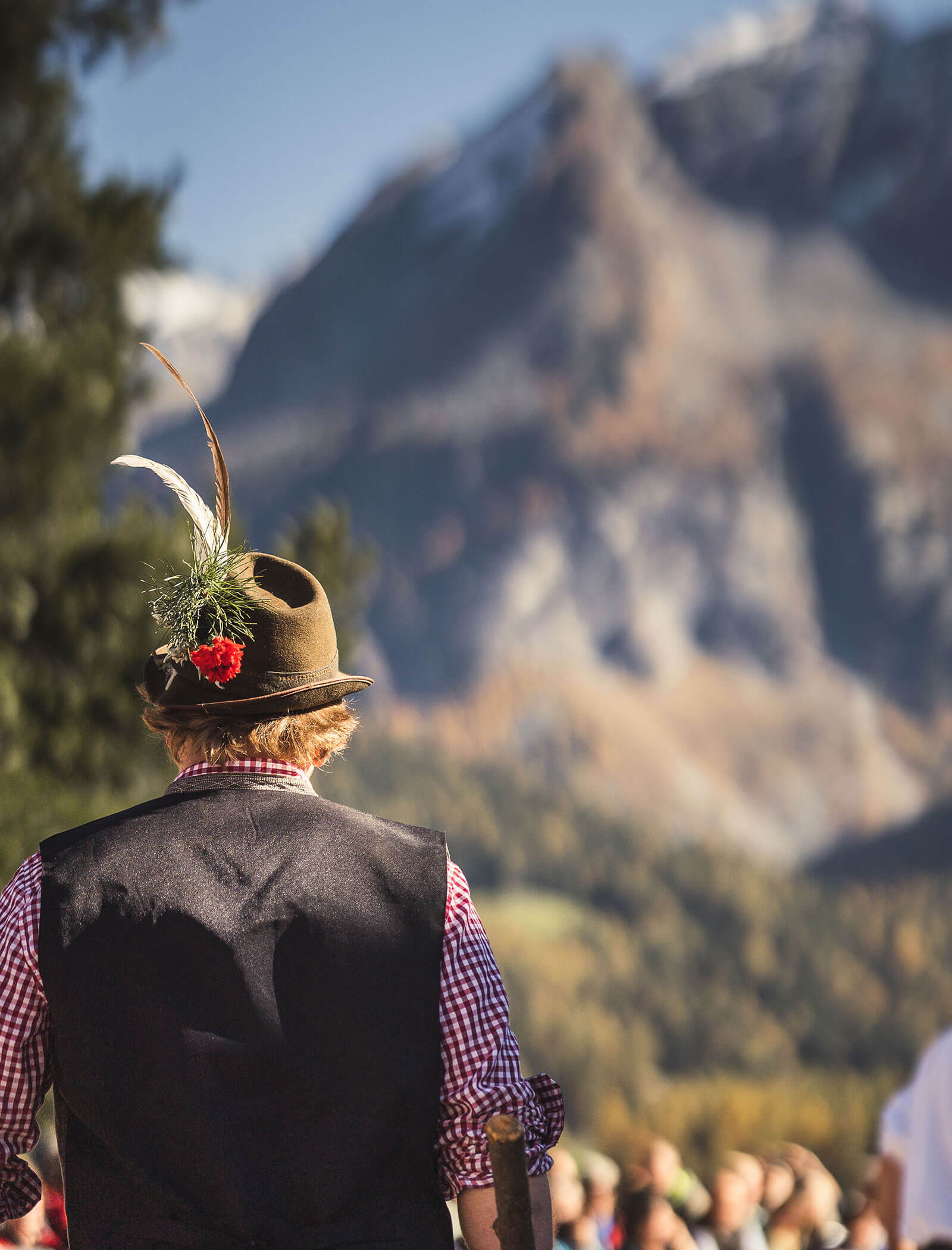 Uomo con il tradizionale cappello tirolese e le montagne della Valle Aurina sullo sfondo - Pensione Oberwirt