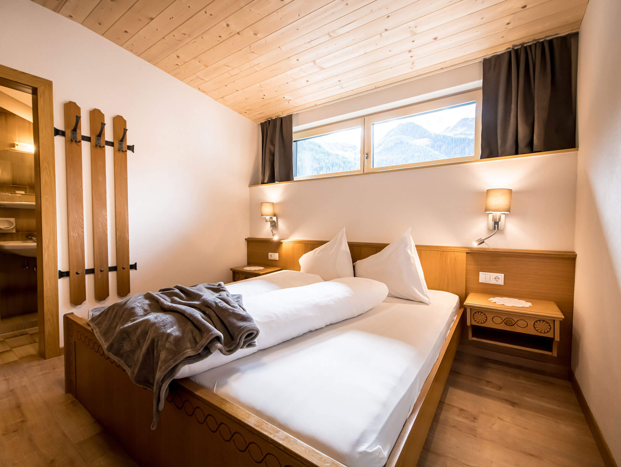 Letto matrimoniale in camera doppia con finestra sovrastante - Pensione Oberwirt