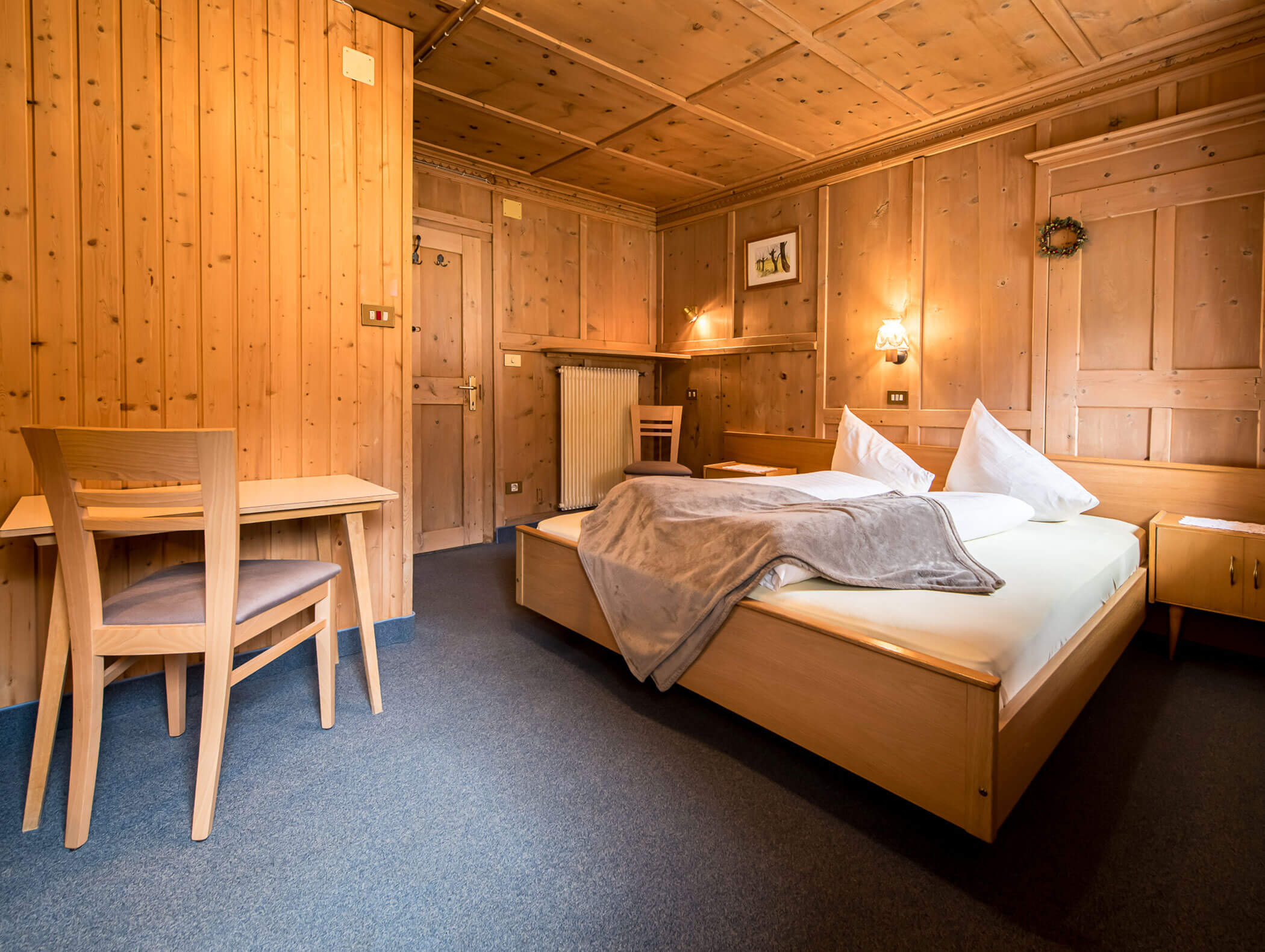 Letto matrimoniale in camera doppia con tavolino e sedia - Pensione Oberwirt