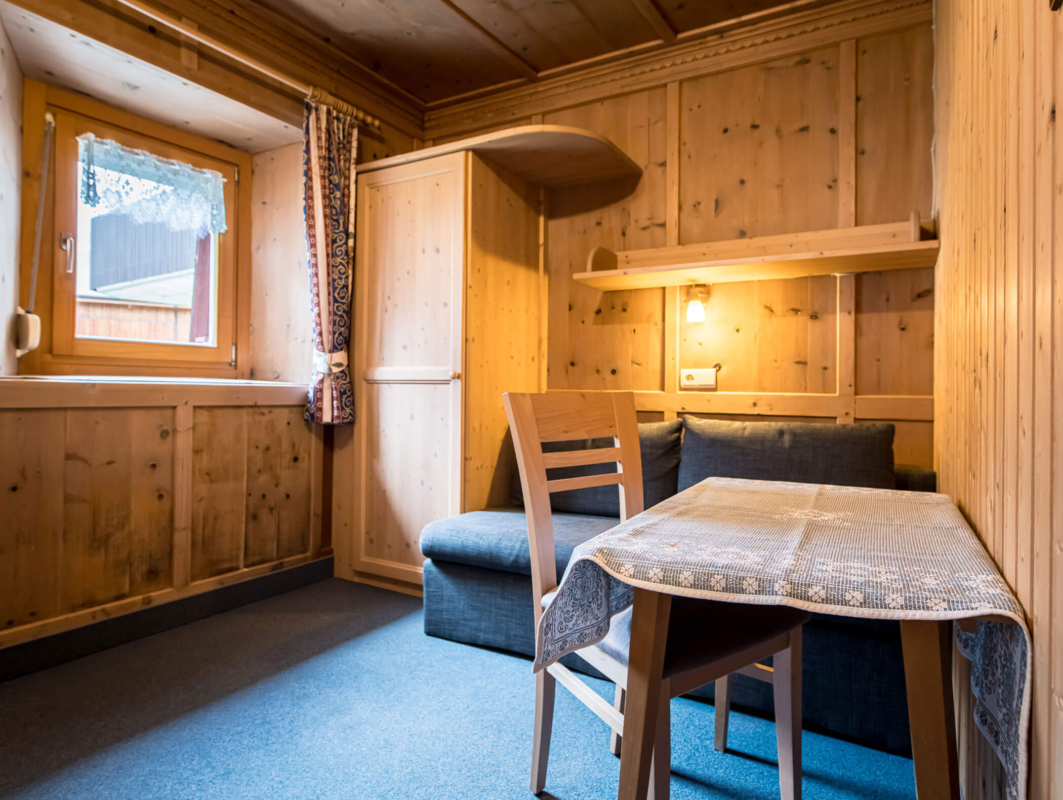 Piccolo soggiorno nella camera doppia con divano e tavolino - Pensione Oberwirt