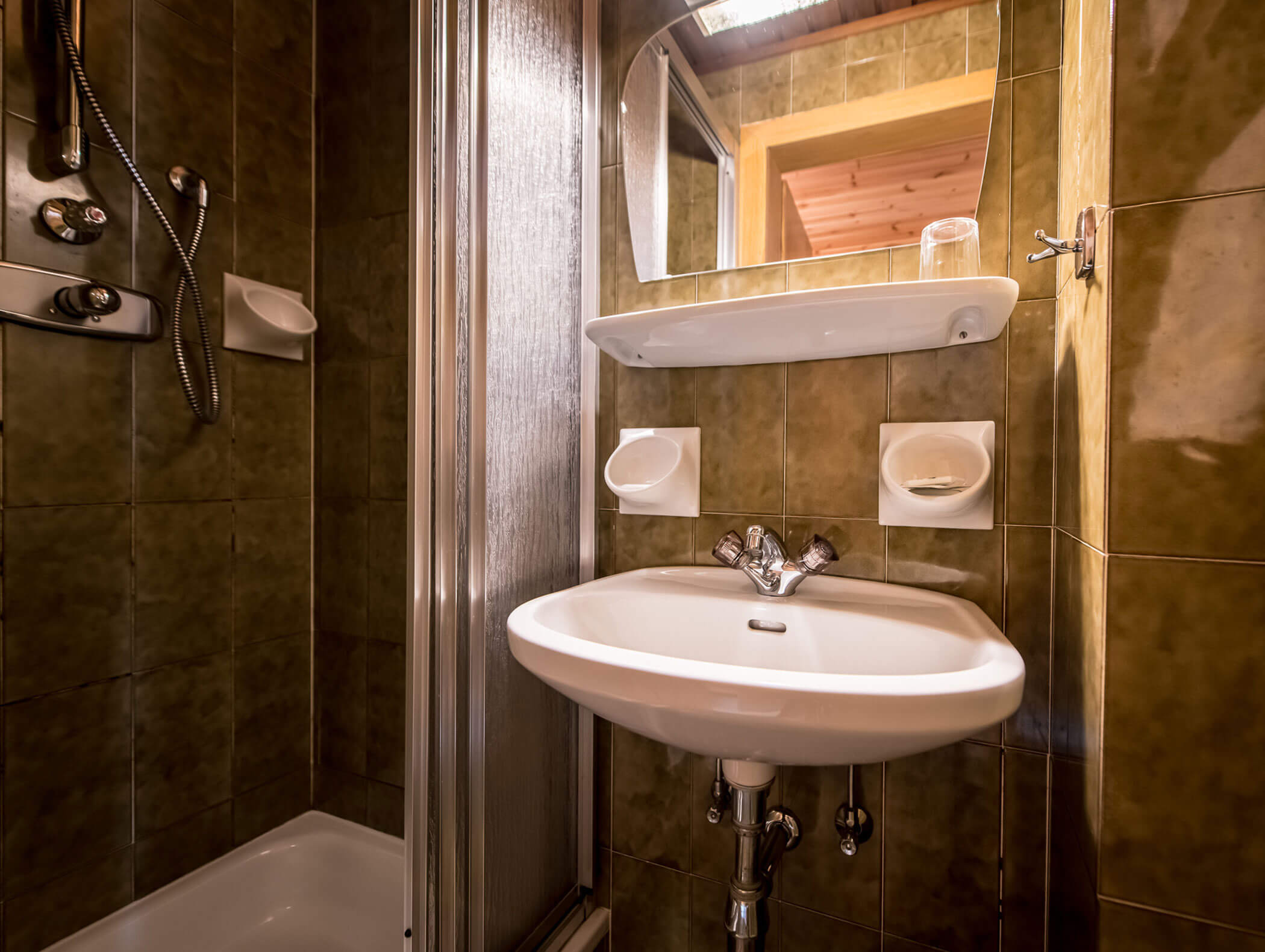 Bagno in camera singola con lavabo, specchio e doccia - Pensione Oberwirt