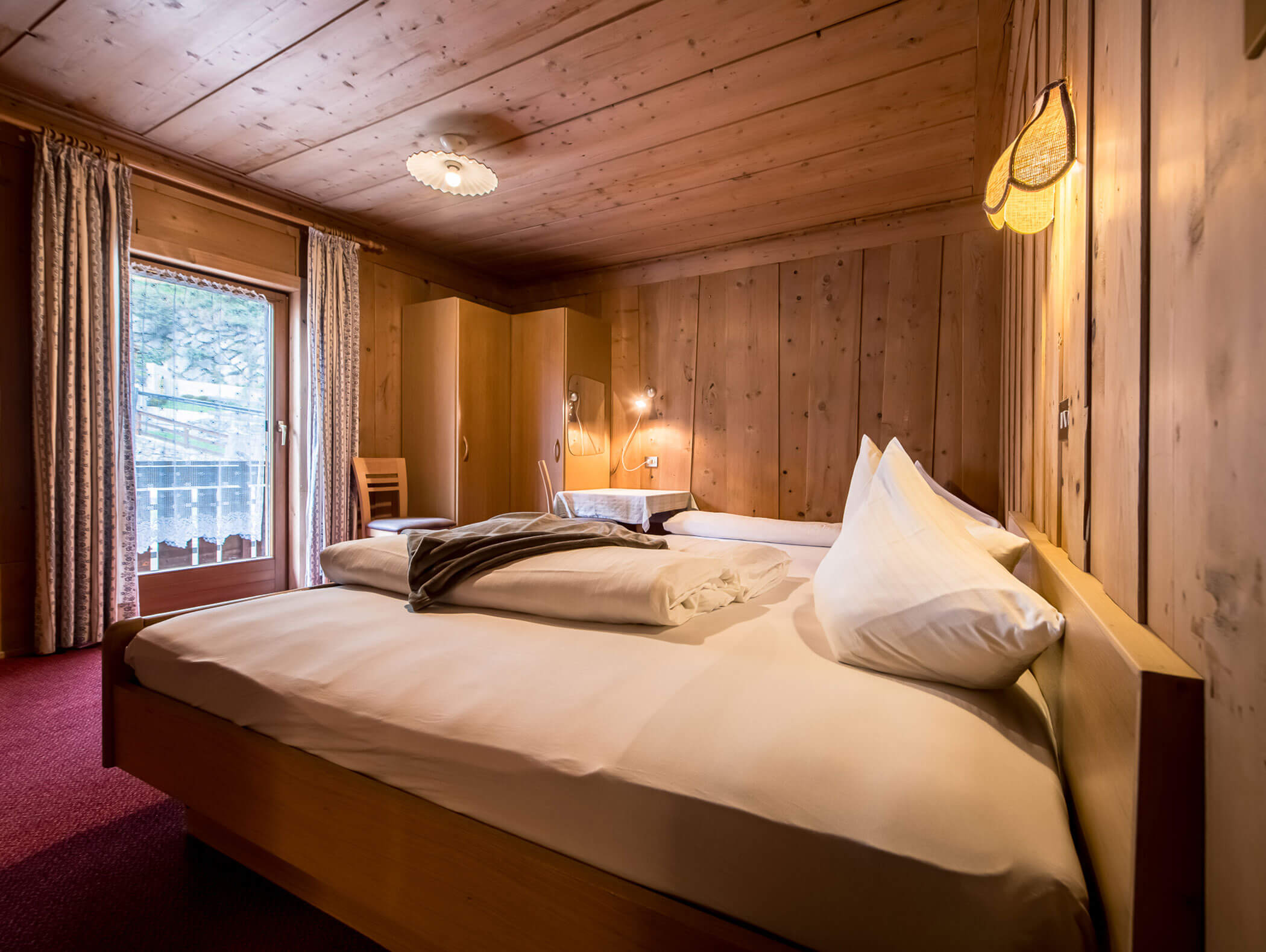 Camera a più letti con letto matrimoniale e armadio in legno - Pensione Oberwirt